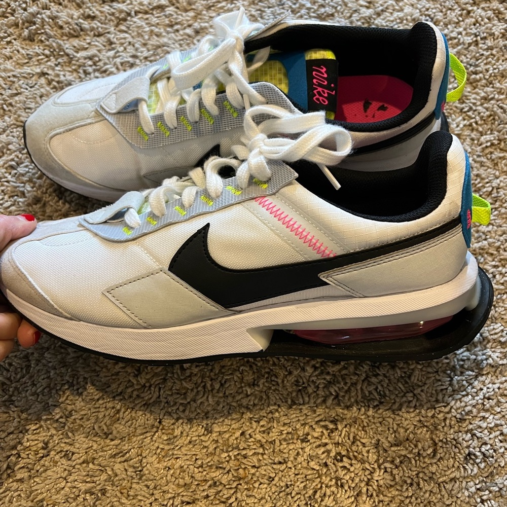 Men’s almost brand new Nike Air sneakers.